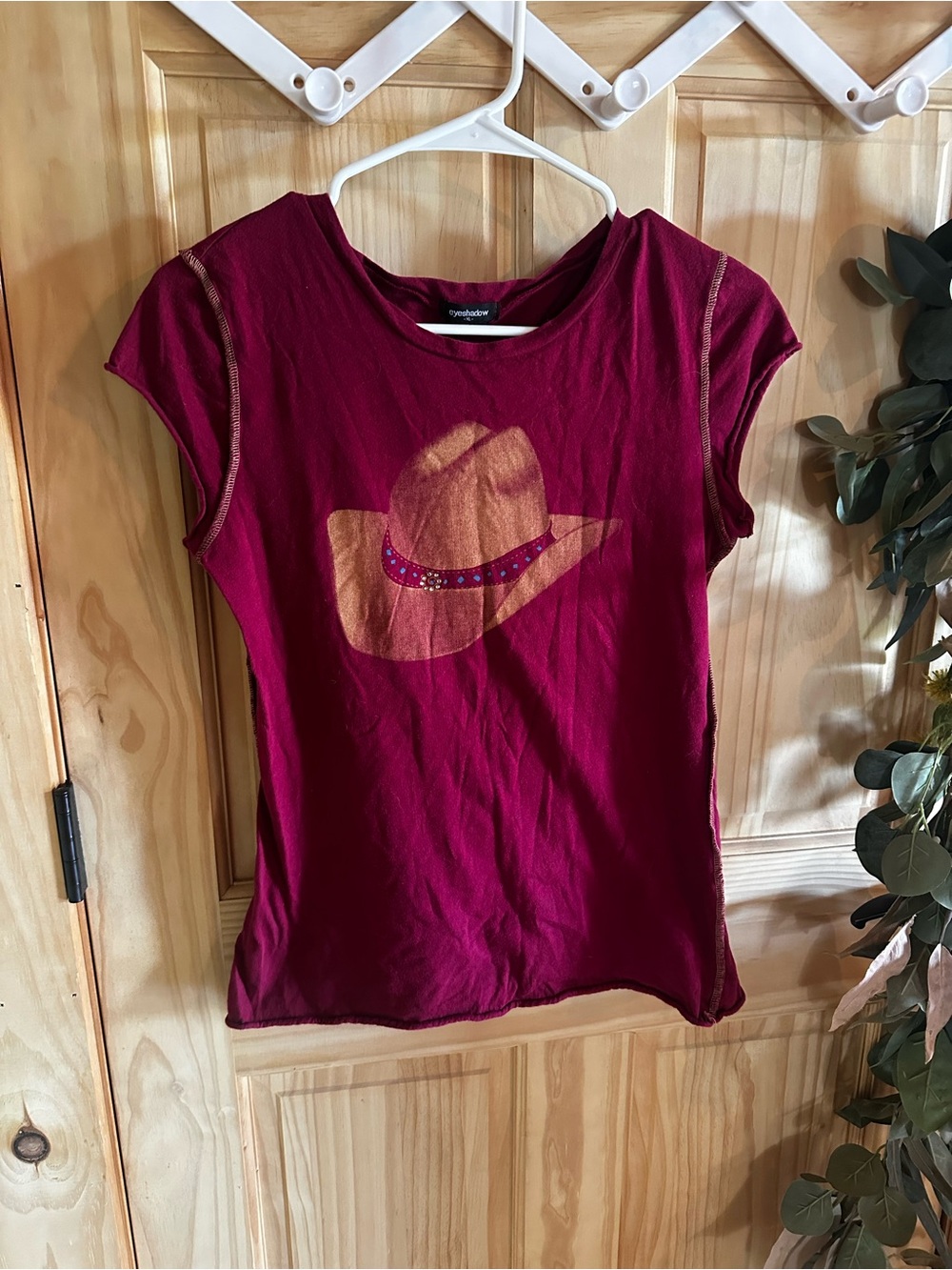 Eyeshadow Women's Short Sleeve Tee in Maroon with Gold Hat Graphic